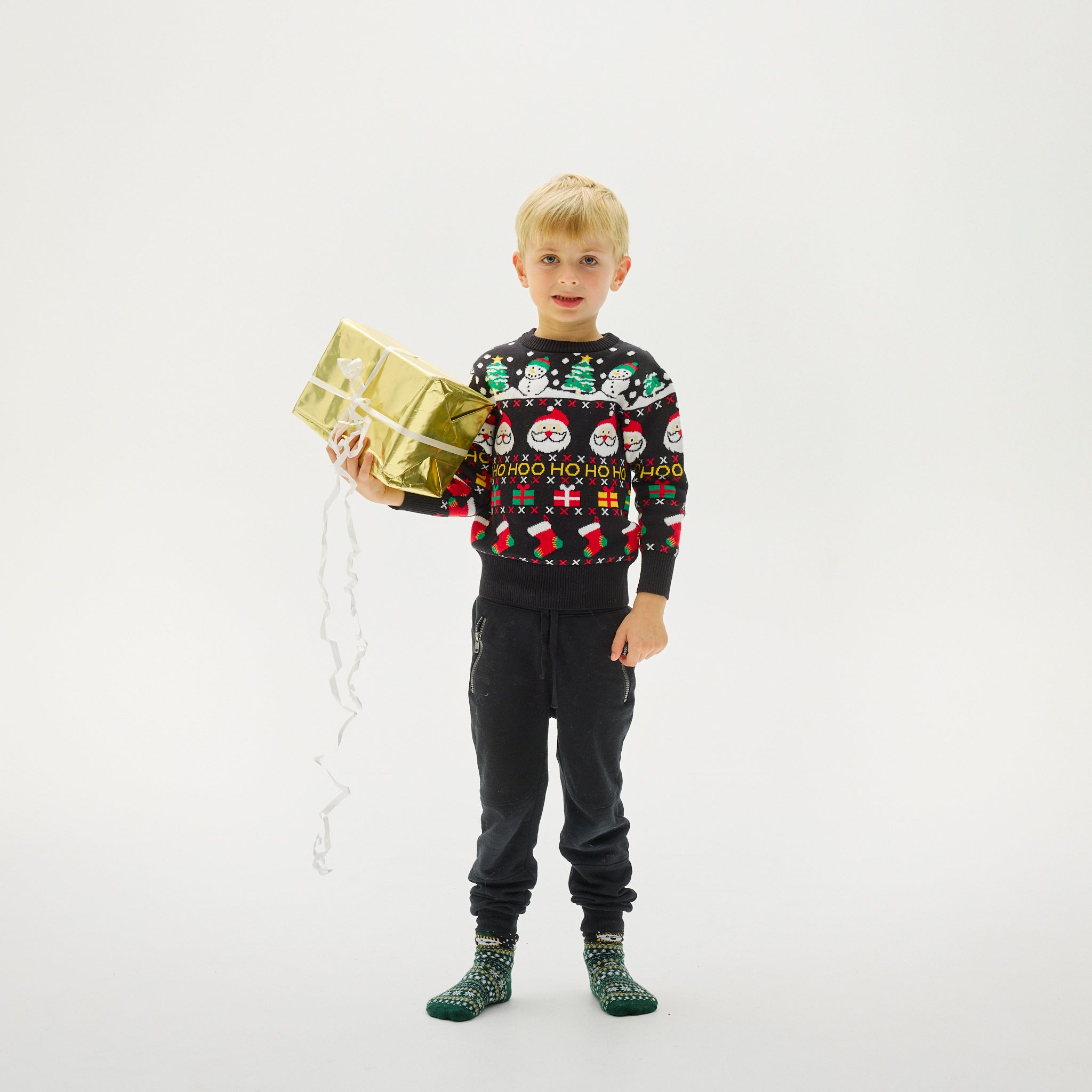 Kinder Weihnachtspullover mit bunten Motiven, nachhaltige Baumwolle, festlich und gemütlich.